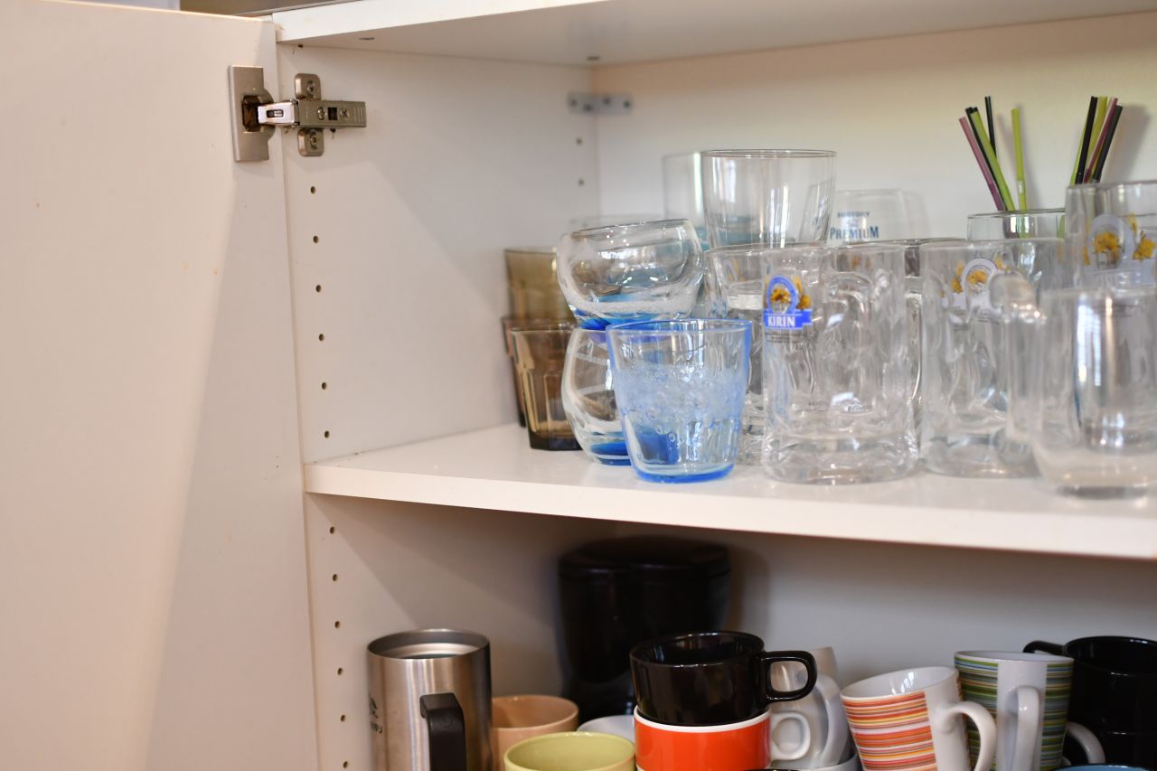 カウンターテーブルの下はグラス類が収納されています。(2017-08-30,共用部,KITCHEN,1F)
