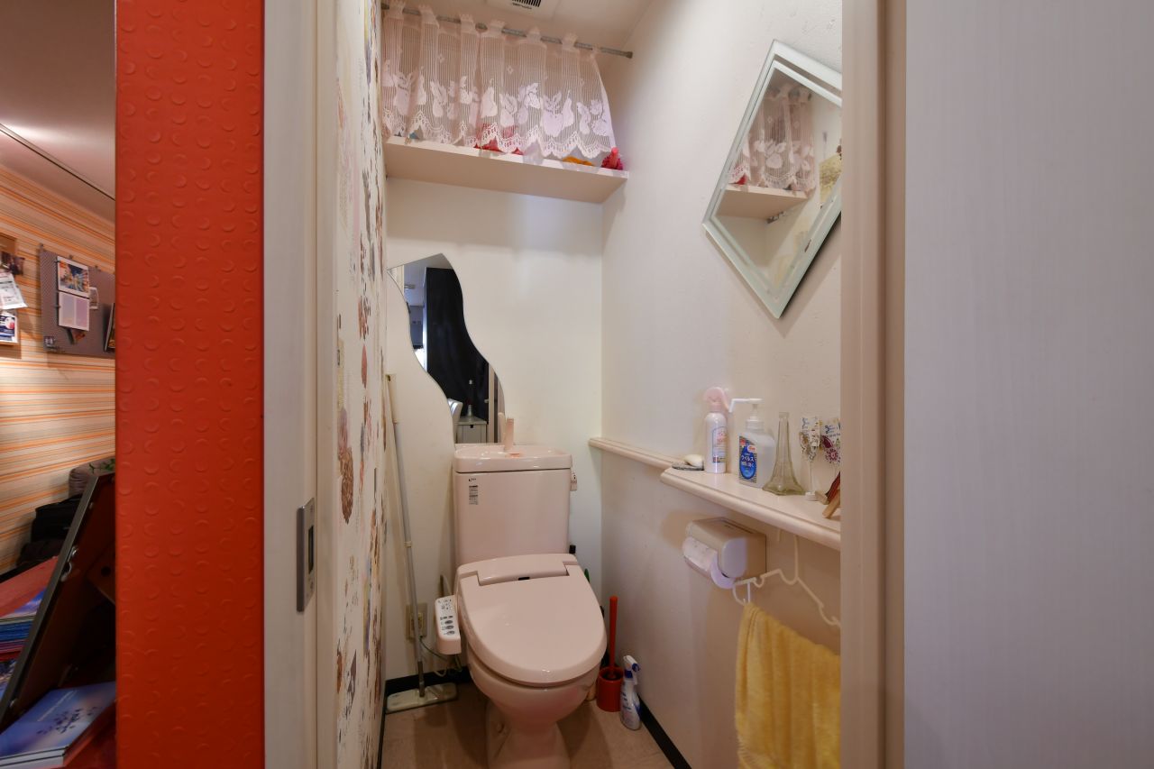 ラウンジのトイレ。ウォシュレット付きです。(2017-08-30,共用部,TOILET,1F)