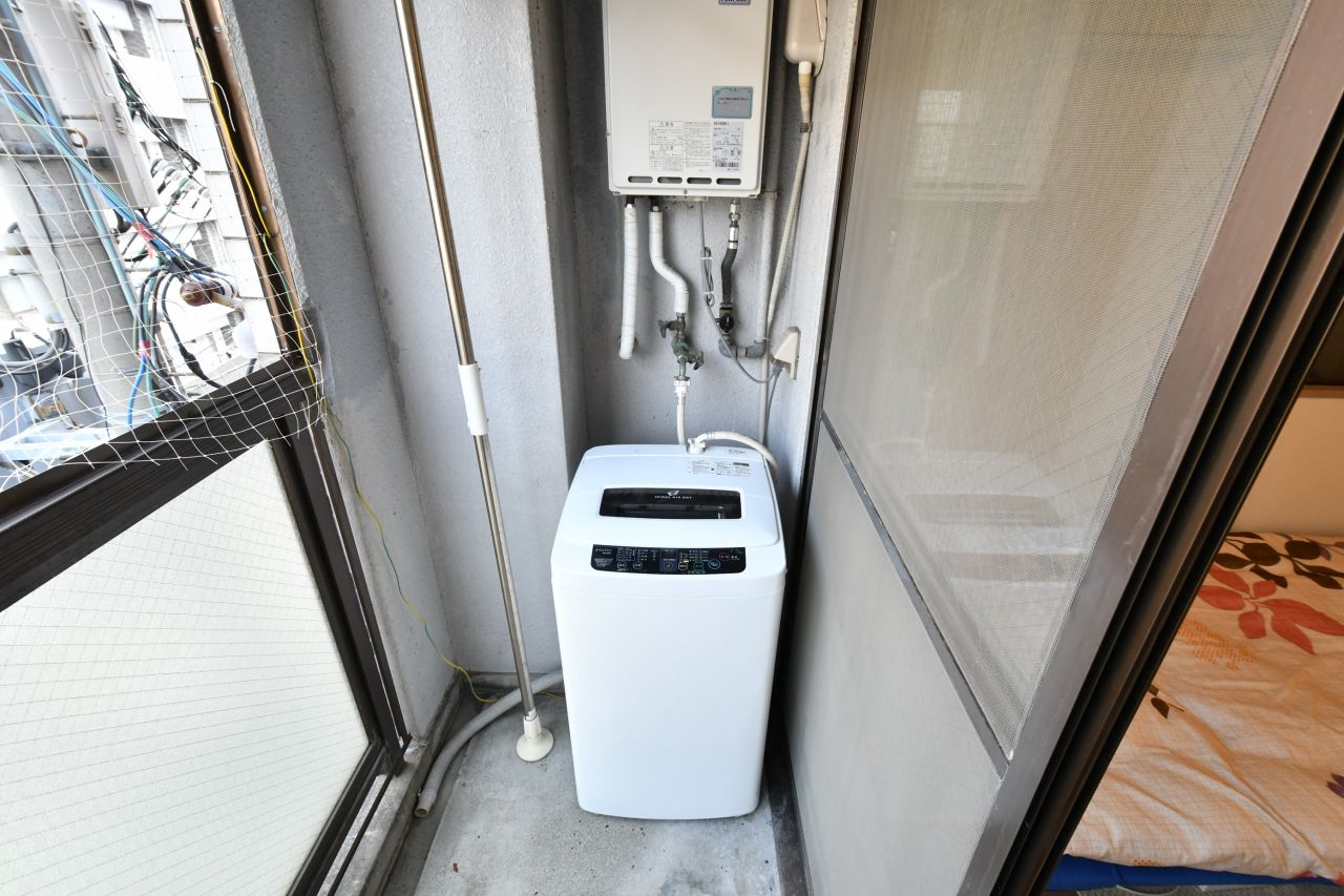 洗濯機はベランダに設置されています。（403号室）(2017-08-30,専有部,ROOM,4F)
