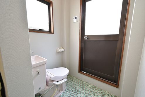 専有部内のトイレの様子。ドアを開けるとバルコニーです。（301号室）(2016-07-04,専有部,ROOM,3F)