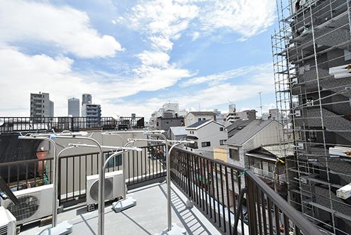 屋上の様子2。物干しスペースも用意されています。(2016-07-04,共用部,OTHER,4F)