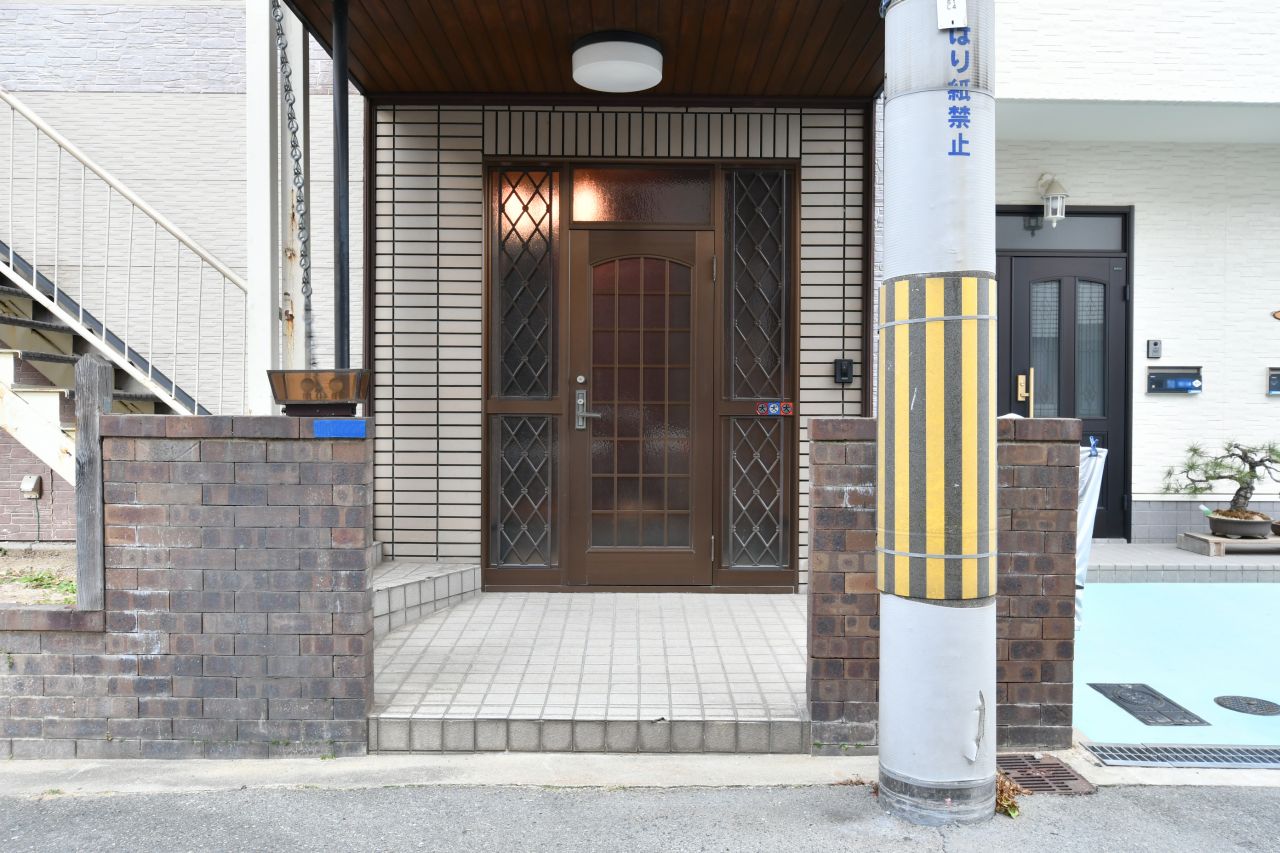 シェアハウスの玄関ドア。(2019-01-17,周辺環境,ENTRANCE,1F)