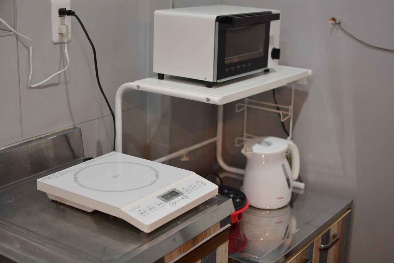 キッチン家電の様子。ポータブルタイプのIHヒーターも備わります。(2019-01-17,共用部,KITCHEN,1F)