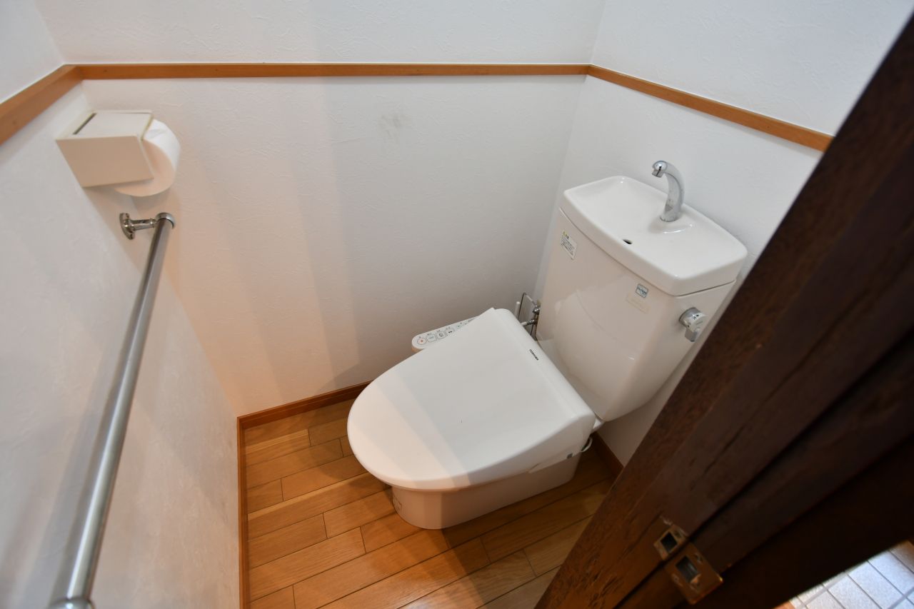 玄関の隣に位置するウォシュレット付きトイレ。(2019-01-17,共用部,TOILET,1F)