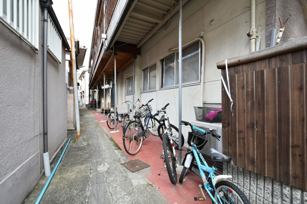 自転車置き場の様子。上階のアパートの入居者さんと共用です。(2019-01-17,共用部,GARAGE,1F)