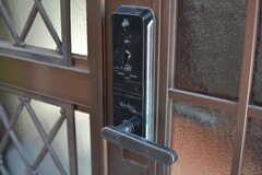 玄関の鍵はナンバー式のオートロック。(2022-02-17,周辺環境,ENTRANCE,1F)