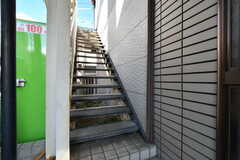 2階から上へは外階段でアクセスします。(2022-02-17,共用部,OTHER,1F)