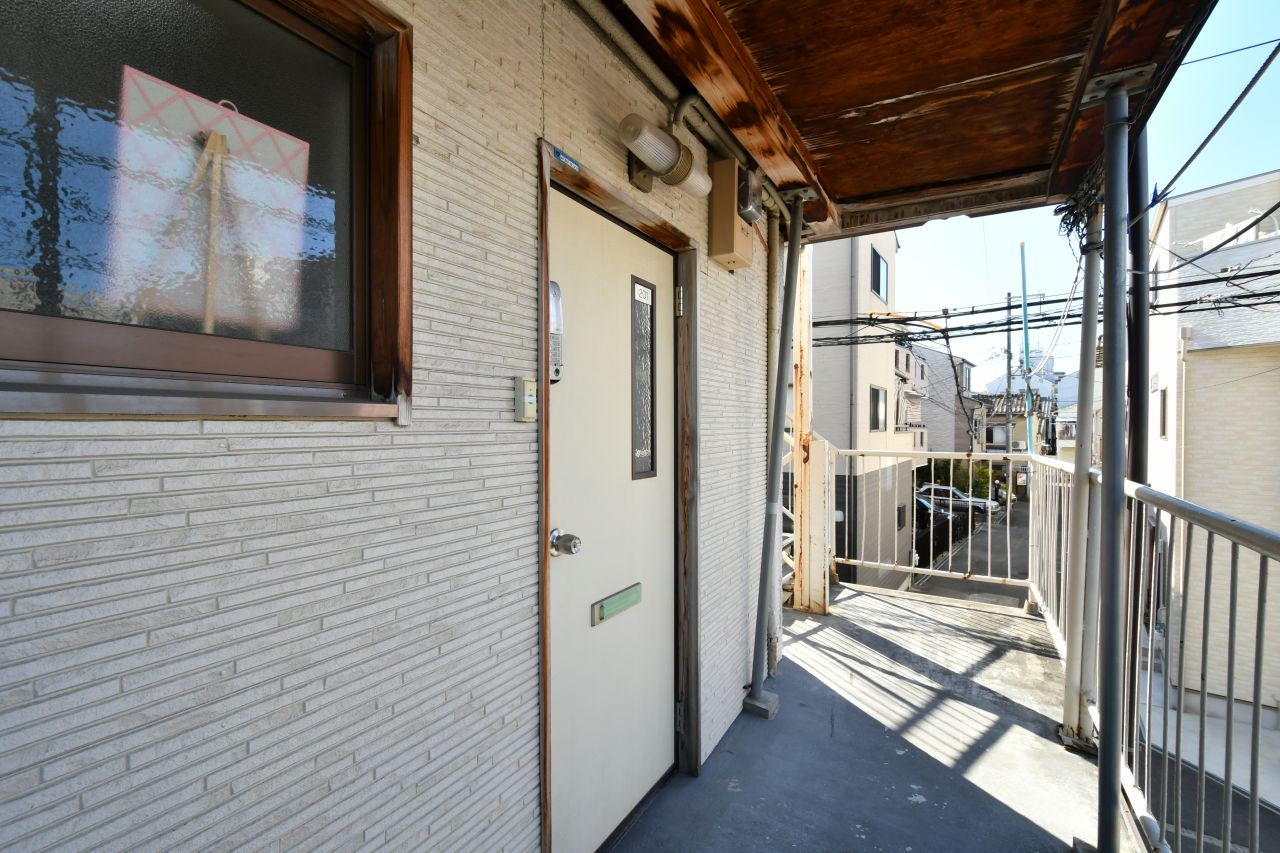 共用スペースの玄関ドア。201号室の玄関を兼ねています。(2022-02-17,周辺環境,ENTRANCE,2F)