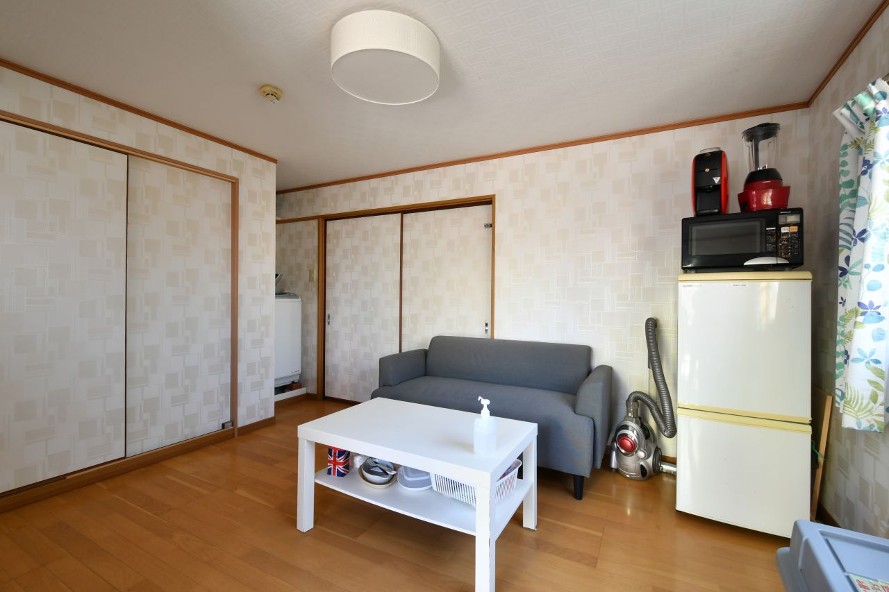 共用スペースの様子。正面奥のふすまの先が201号室です。(2022-02-17,共用部,LIVINGROOM,2F)