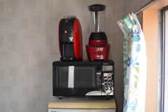 コーヒーマシンや電子レンジなど調理家電が設置されています。(2022-02-17,共用部,LIVINGROOM,2F)