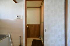 脱衣室の様子。右手がシャワールーム、左手にトイレがあります。(2022-02-17,共用部,BATH,2F)