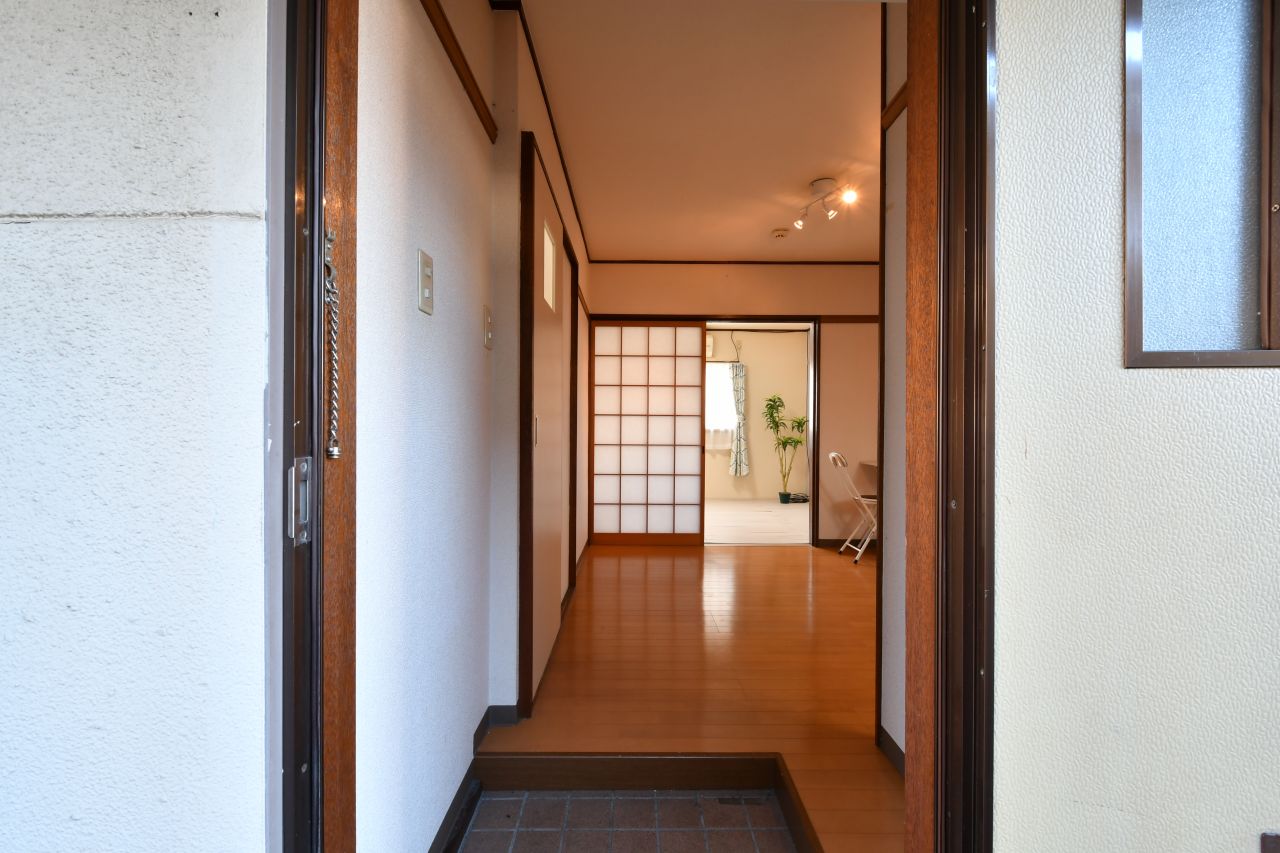 玄関から見た内部の様子。（205号室）(2022-02-17,専有部,ROOM,2F)