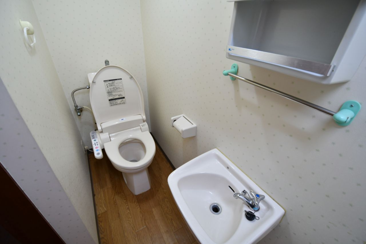 ウォシュレット付きトイレの様子。（205号室）(2022-02-17,専有部,ROOM,2F)