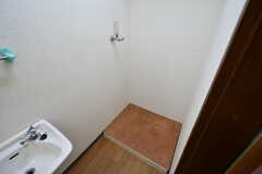 トイレの対面が洗濯機置場です。（205号室）(2022-02-17,専有部,ROOM,2F)