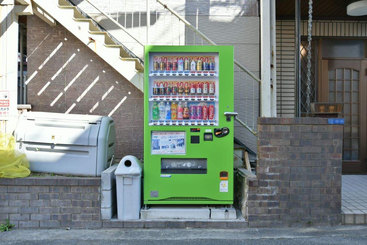 敷地内に自動販売機が設置されています。(2022-02-17,共用部,OTHER,1F)