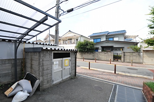 マンションのゴミ置き場の様子。(2011-08-08,共用部,GARAGE,1F)
