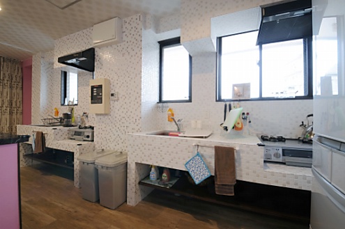 キッチンの様子2。シンクとコンロが2セットずつあります。(2013-04-30,共用部,KITCHEN,1F)