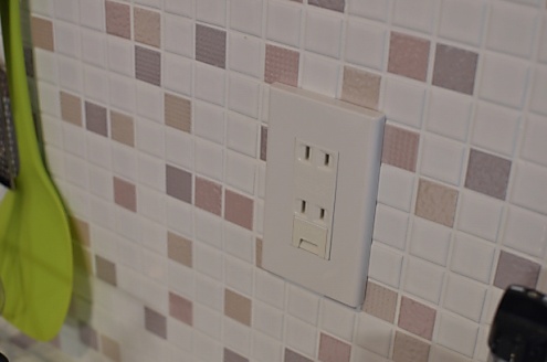 壁からはコンセントが取れます。(2013-04-30,共用部,KITCHEN,1F)