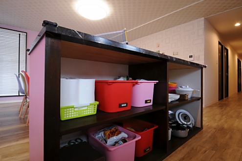 カウンターテーブルを兼ねる作業台の下は収納スペース。(2013-04-30,共用部,KITCHEN,1F)