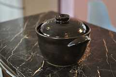 蒸し料理に重宝しそうな、鍋も用意されています。	(2013-04-01,共用部,KITCHEN,1F)