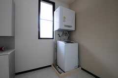 脱衣室に設置された洗濯機・乾燥機の様子。(2013-04-30,共用部,LAUNDRY,3F)