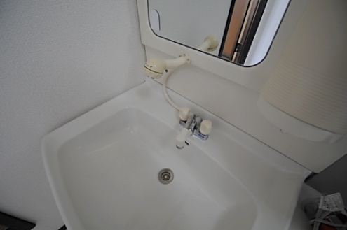 洗面台の様子。シャワー水栓付きです。(2013-04-30,共用部,OTHER,3F)