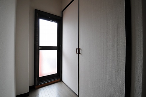 ガラス扉からはベランダに出られます。(2013-04-30,共用部,OTHER,3F)