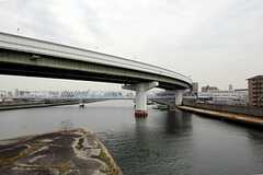 大きな橋を渡るのが日課となりそうです。(2013-04-01,共用部,ENVIRONMENT,1F)