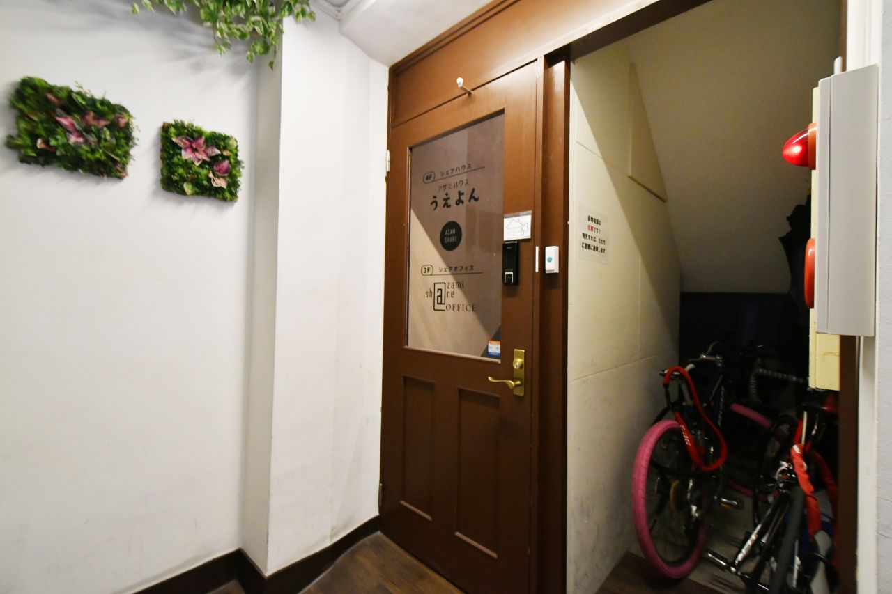 玄関ドアの様子。玄関脇が自転車置き場になっています。(2020-06-27,周辺環境,ENTRANCE,2F)