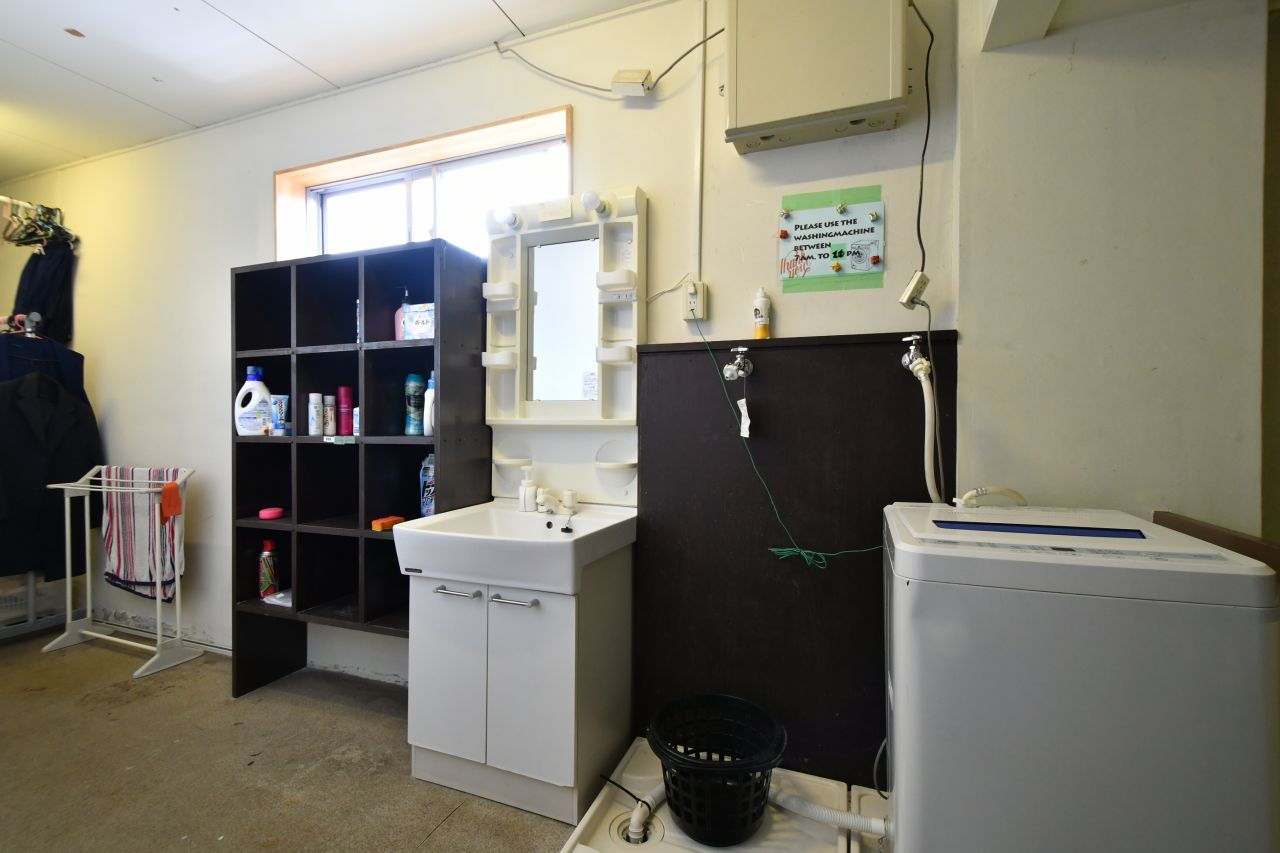 洗面台と洗濯機の様子。(2020-06-27,共用部,WASHSTAND,4F)