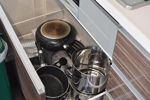フライパンや鍋は引き出しに収納されています。|6F キッチン