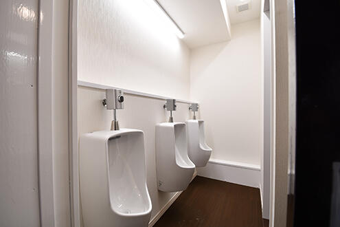 男性用の立ち式トイレの様子。右手に座るタイプのトイレもあります。|8F トイレ