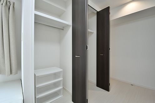 クローゼットの様子。（810号室）|8F 部屋
