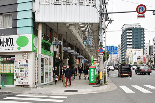 玉造駅前の商店街の様子。|1F 周辺環境