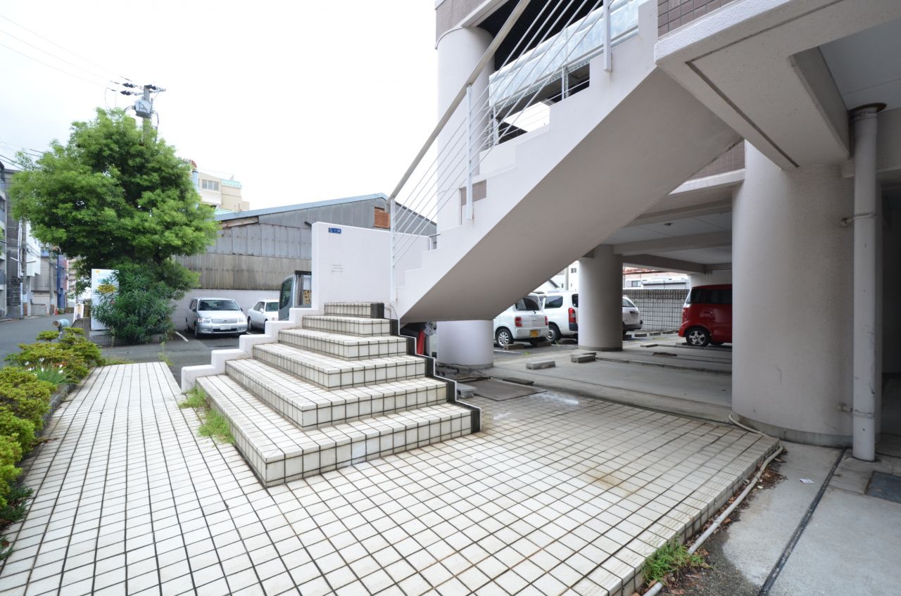 玄関は2階にあります。(2015-09-01,共用部,OTHER,1F)