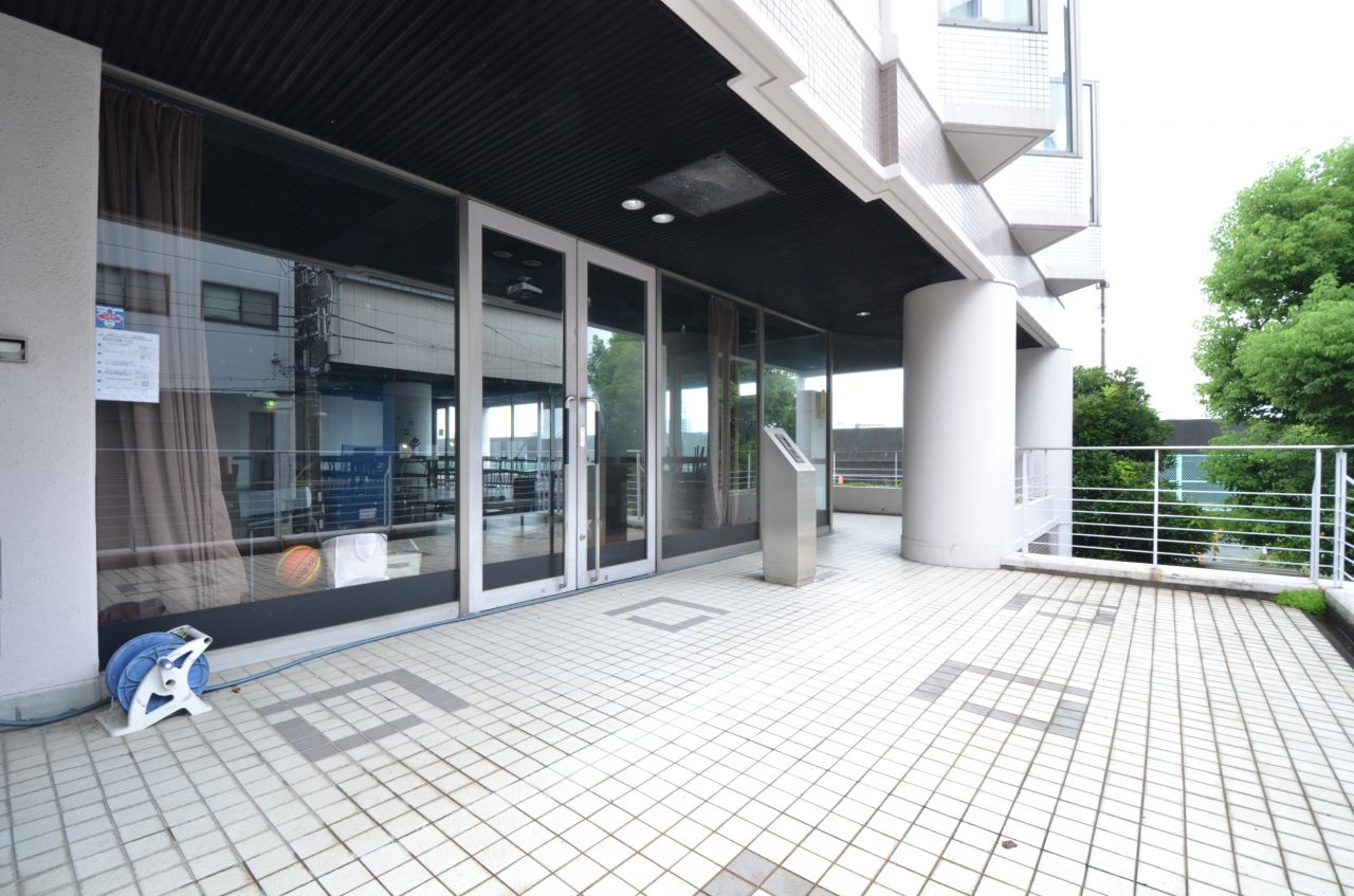 ガラス越しにリビングが見えます。(2015-09-01,共用部,OTHER,2F)
