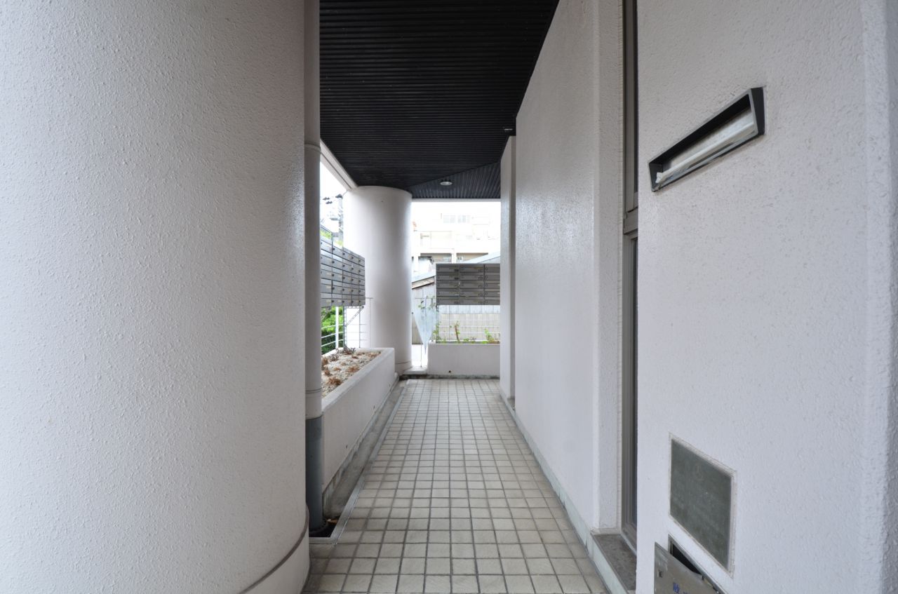 玄関へのアプローチ。ポストが並んでいます。(2015-09-01,周辺環境,ENTRANCE,2F)