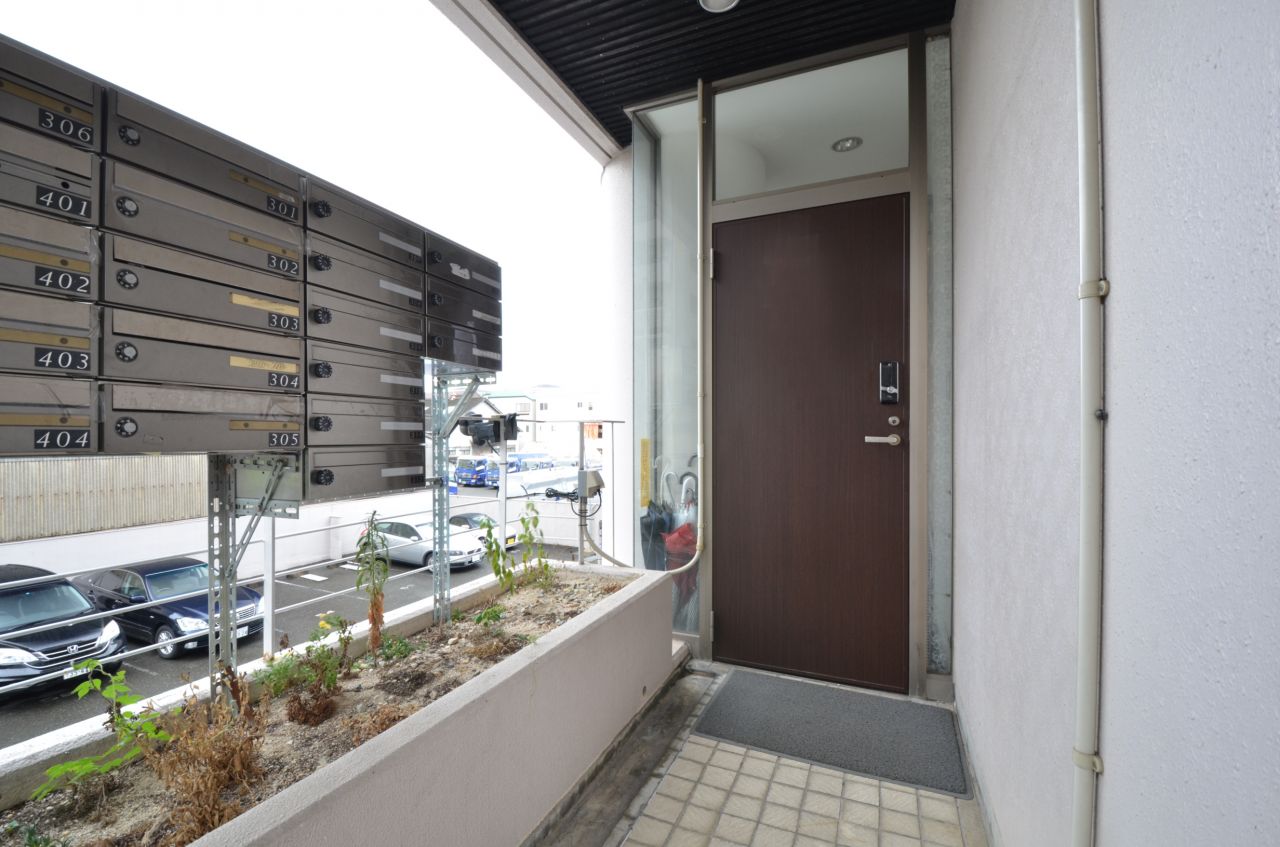 玄関ドアの様子。(2015-09-01,周辺環境,ENTRANCE,2F)