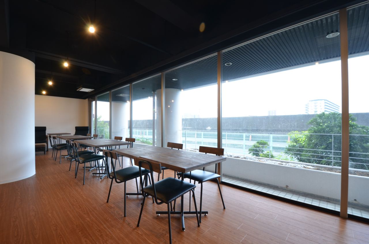 窓際席の様子。(2015-09-01,共用部,LIVINGROOM,2F)