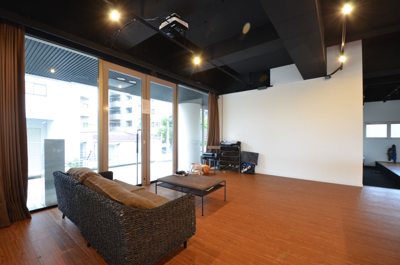 白い壁に投影して映画を見ているそう。(2015-09-01,共用部,LIVINGROOM,2F)