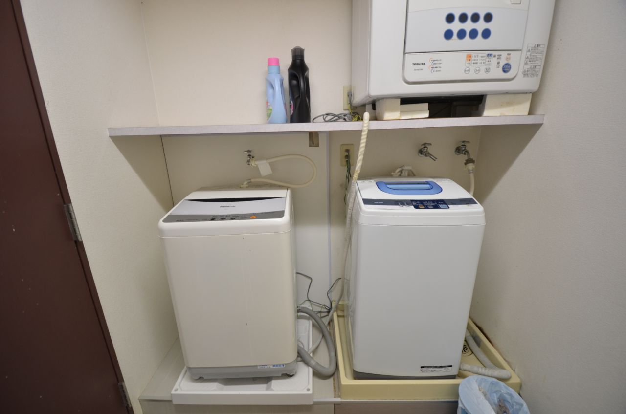 洗面台の対面に洗濯機と乾燥機があります。(2015-09-01,共用部,LAUNDRY,3F)