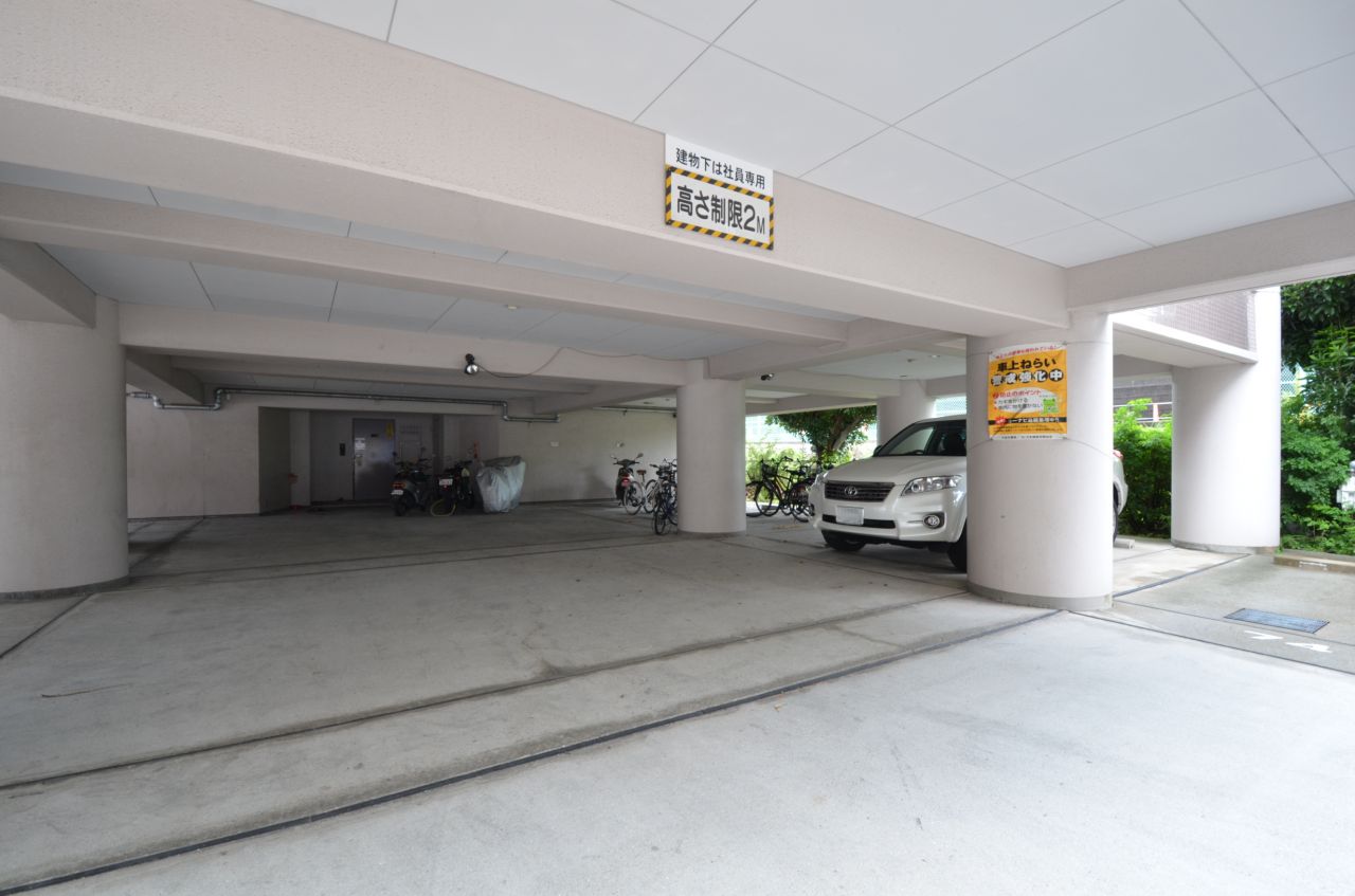 自動車も停められます。(2015-09-01,共用部,GARAGE,1F)