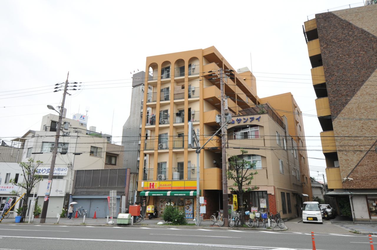 マンションの外観。1Fに弁当屋さんがテナントとして入っています。6Fの1室がシェアハウスです。(2012-07-13,共用部,OUTLOOK,1F)