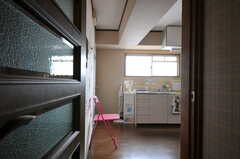 廊下から見たキッチン。(2012-07-13,共用部,OTHER,6F)