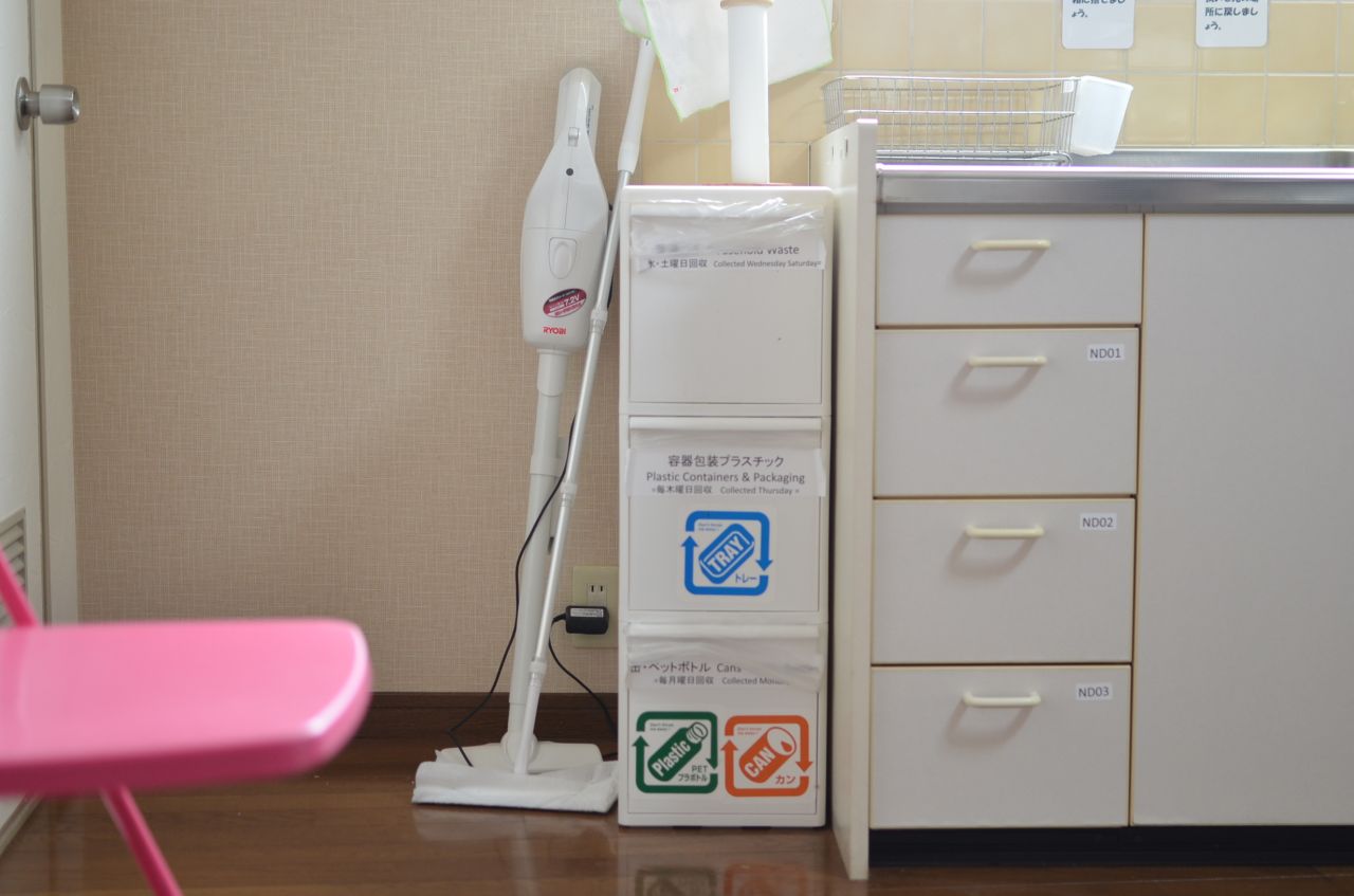 ゴミ箱の様子。(2012-07-13,共用部,KITCHEN,6F)
