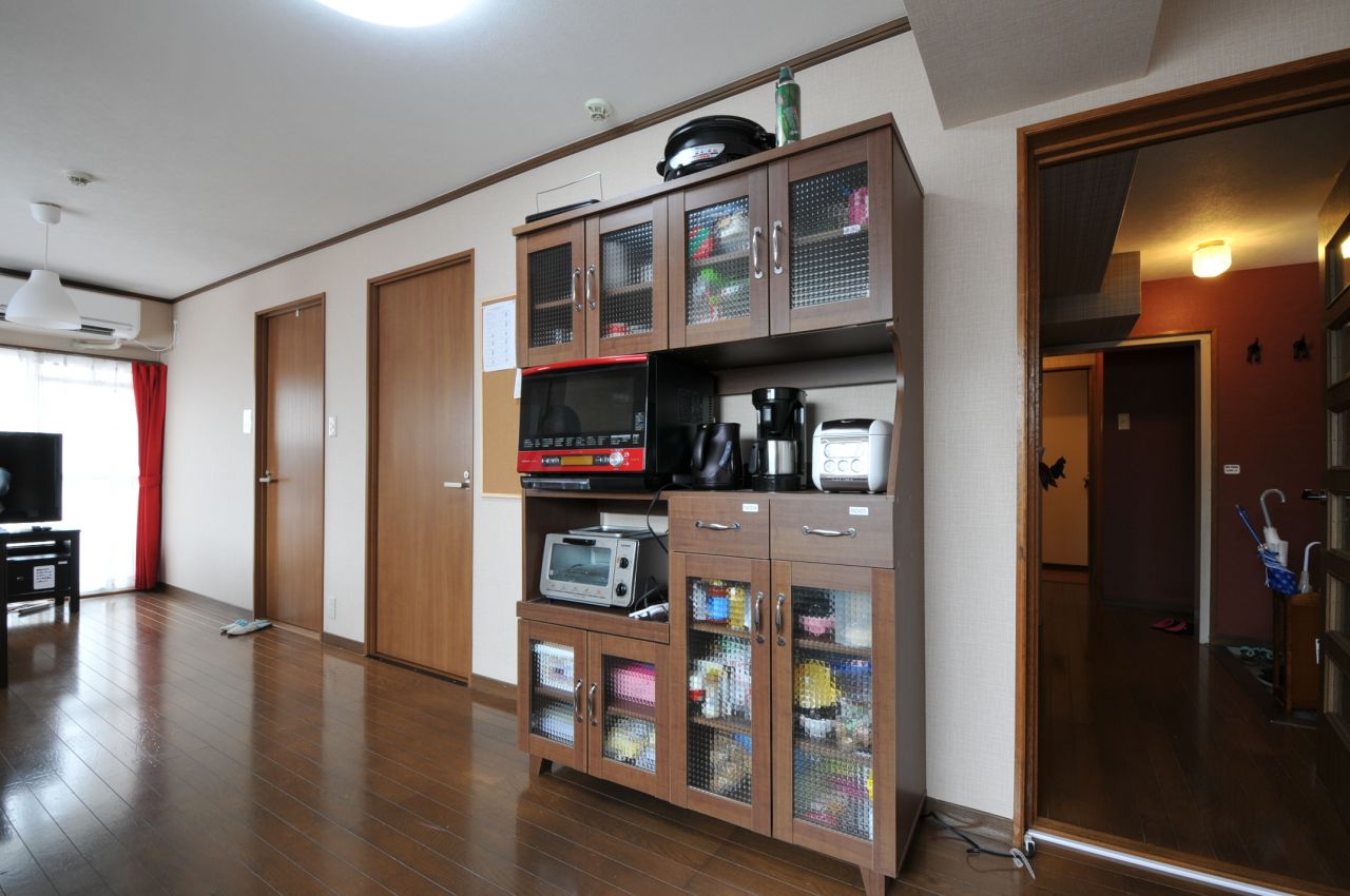 食器棚とキッチン家電の様子。(2012-07-13,共用部,KITCHEN,6F)