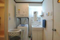 脱衣室に設置された洗濯機と乾燥機。洗面台はシャワー水栓、右手のドアはトイレです。(2012-07-13,共用部,BATH,6F)