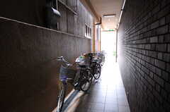 通路が自転車置場です。(2012-07-13,共用部,GARAGE,1F)