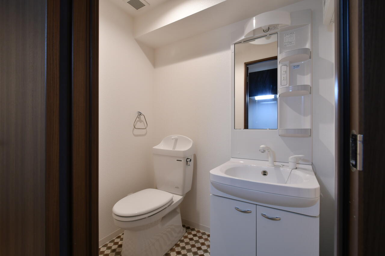 脱衣室の様子。洗面台とトイレが併設されています。（304号室）|3F 部屋