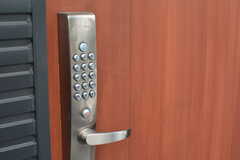 玄関の鍵はナンバー式のオートロック。(2022-04-01,周辺環境,ENTRANCE,1F)